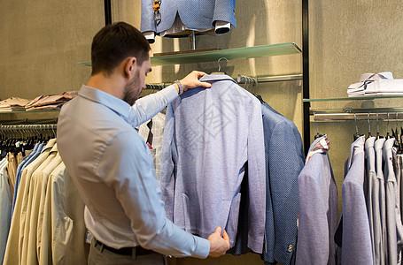 销售,购物,时尚,风格人的密切男人选择夹克服装店图片